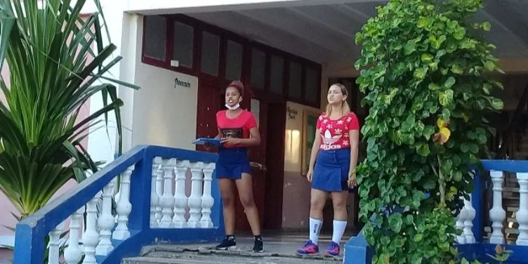 Dos estudiantes en el IPU "Elvira Cape", en Songo La Maya