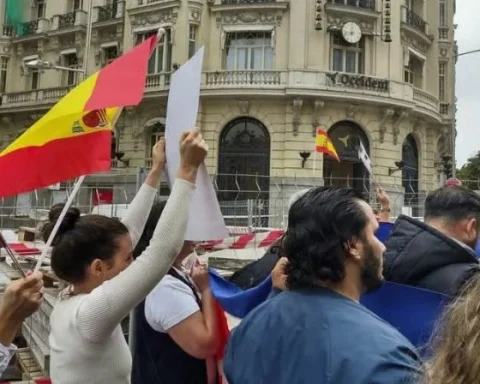 Profesionales cubanos piden la homologación de sus títulos académicos en España, en septiembre de 2024