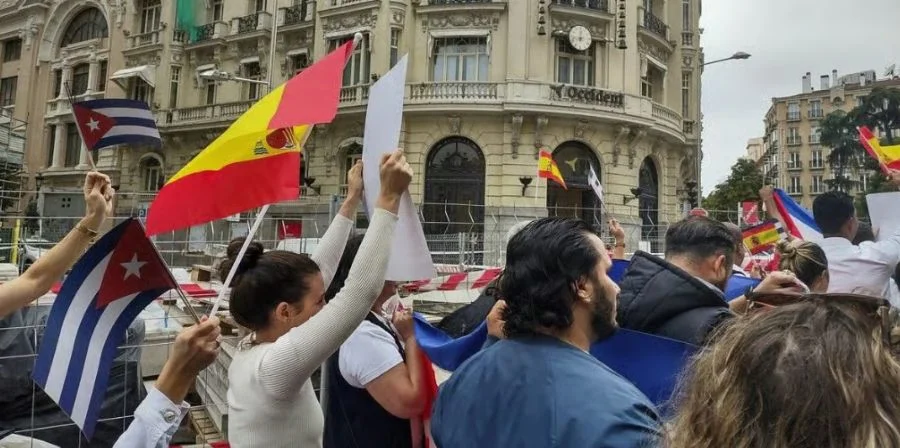 Profesionales cubanos piden la homologación de sus títulos académicos en España, en septiembre de 2024