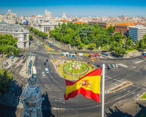 Spain will approve tomorrow an extraordinary regularization of immigrants that could benefit thousands of Cubans