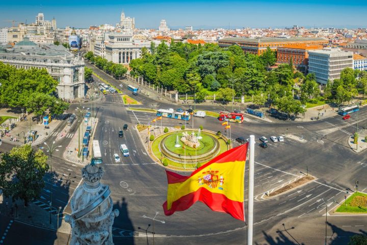 Spain will approve tomorrow an extraordinary regularization of immigrants that could benefit thousands of Cubans