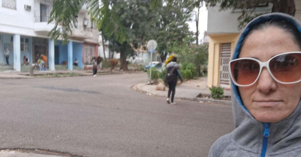 State Security detains Yoani Sánchez and returns her to her home with a ban on leaving