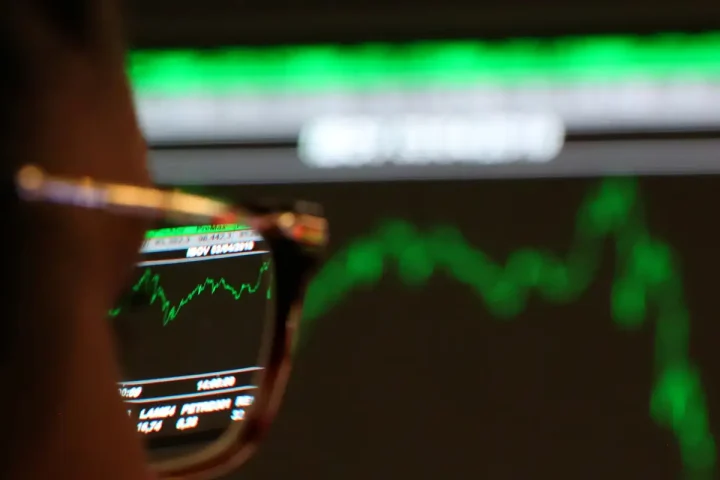 Stock exchange hits record again with reduction in external tensions