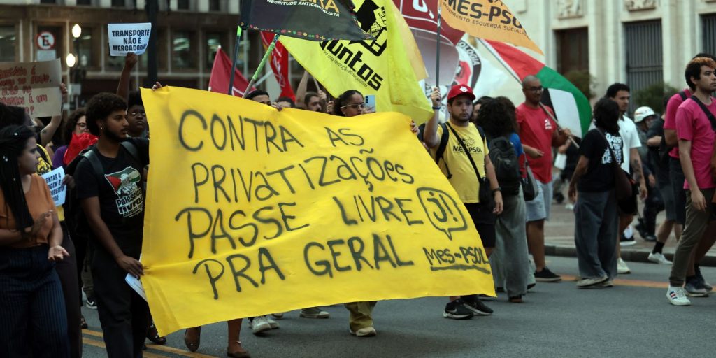 Students protest against increase in bus fares in São Paulo