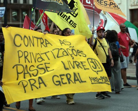Students protest against increase in bus fares in São Paulo