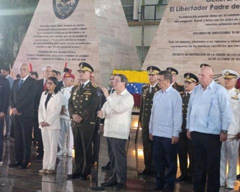 The Cuban Foreign Minister pays tribute, together with Delcy Rodríguez, to the soldiers who died in Venezuela