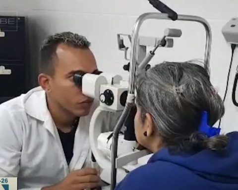 The Cuban regime tries to convey normality about its doctors in Venezuela