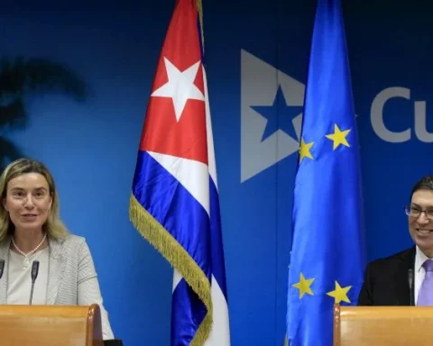 Federica Mogherini, ex alta representante de la Unión Europea para Asuntos Exteriores y Política de Seguridad, y el canciller del régimen cubano, Bruno Rodríguez Parrilla