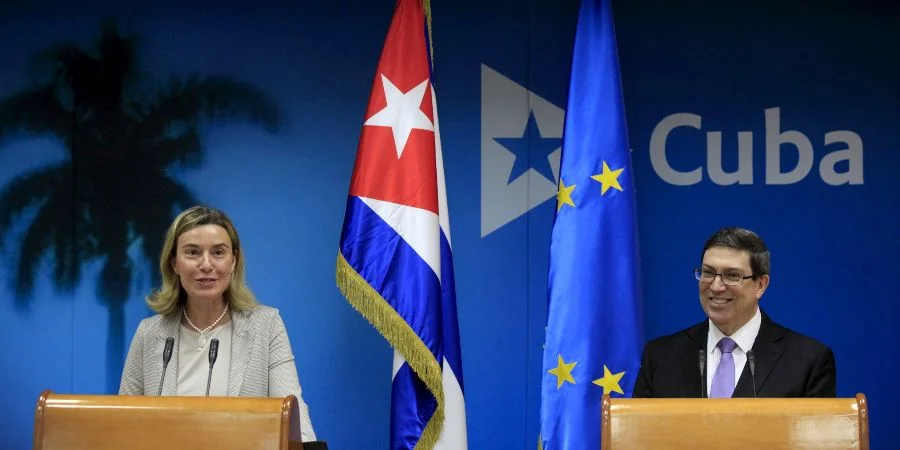 Federica Mogherini, ex alta representante de la Unión Europea para Asuntos Exteriores y Política de Seguridad, y el canciller del régimen cubano, Bruno Rodríguez Parrilla