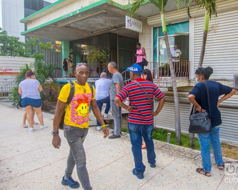 The Government grants tax benefits to entities that operate in the official exchange market