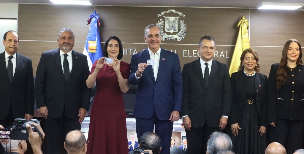 The JCE delivers first identification cards to Luis Abinader and Raquel Arbaje