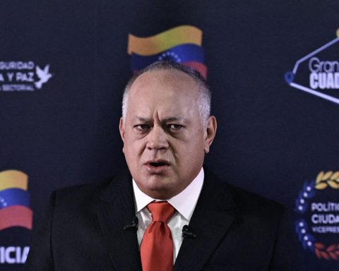 The US warns Diosdado Cabello: cooperate or be the next target, according to Reuters