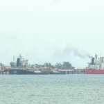 Buque con crudo en un puerto cubano