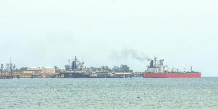 Buque con crudo en un puerto cubano