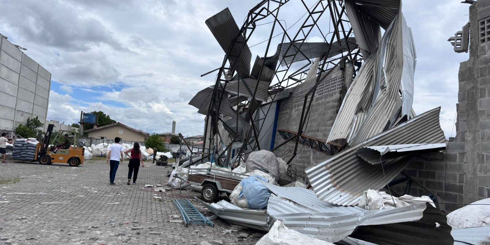 The city of Paraná is hit by strong winds of up to 180 km/h