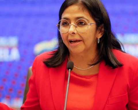 The director of the CIA meets with the interim president of Venezuela to "deliver US message"