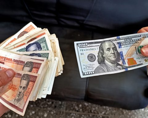The dollar and the euro rise in the informal market of Cuba after the events in Venezuela