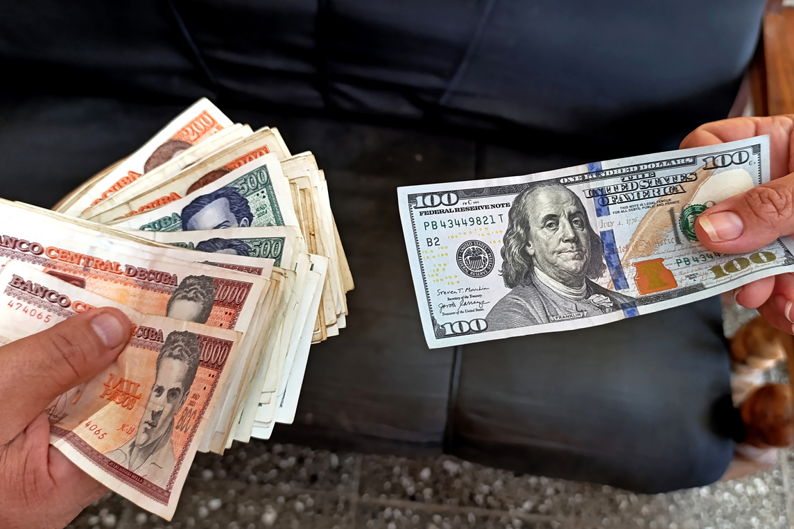 The dollar and the euro rise in the informal market of Cuba after the events in Venezuela