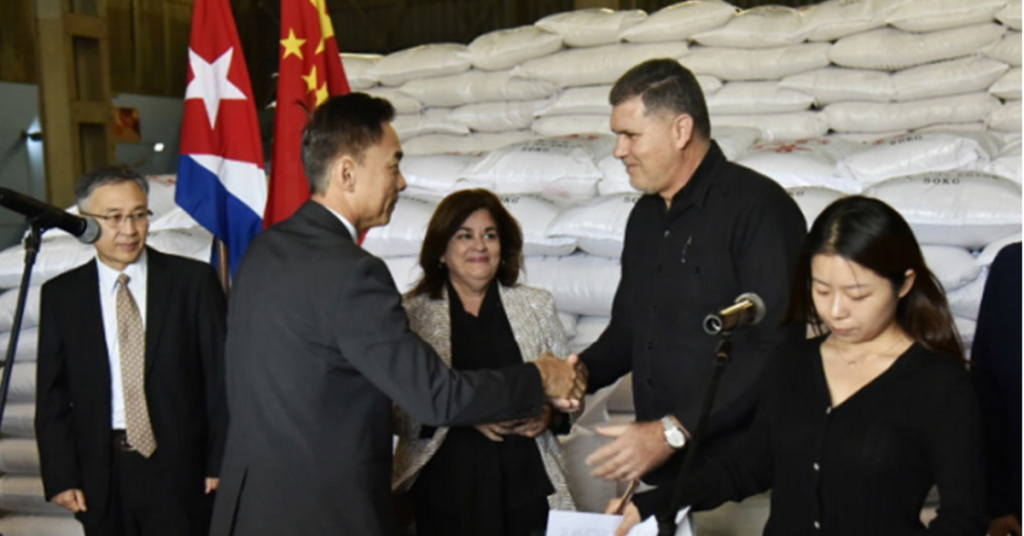 The first delivery of a Chinese donation of 30,000 tons of rice arrives in Cuba