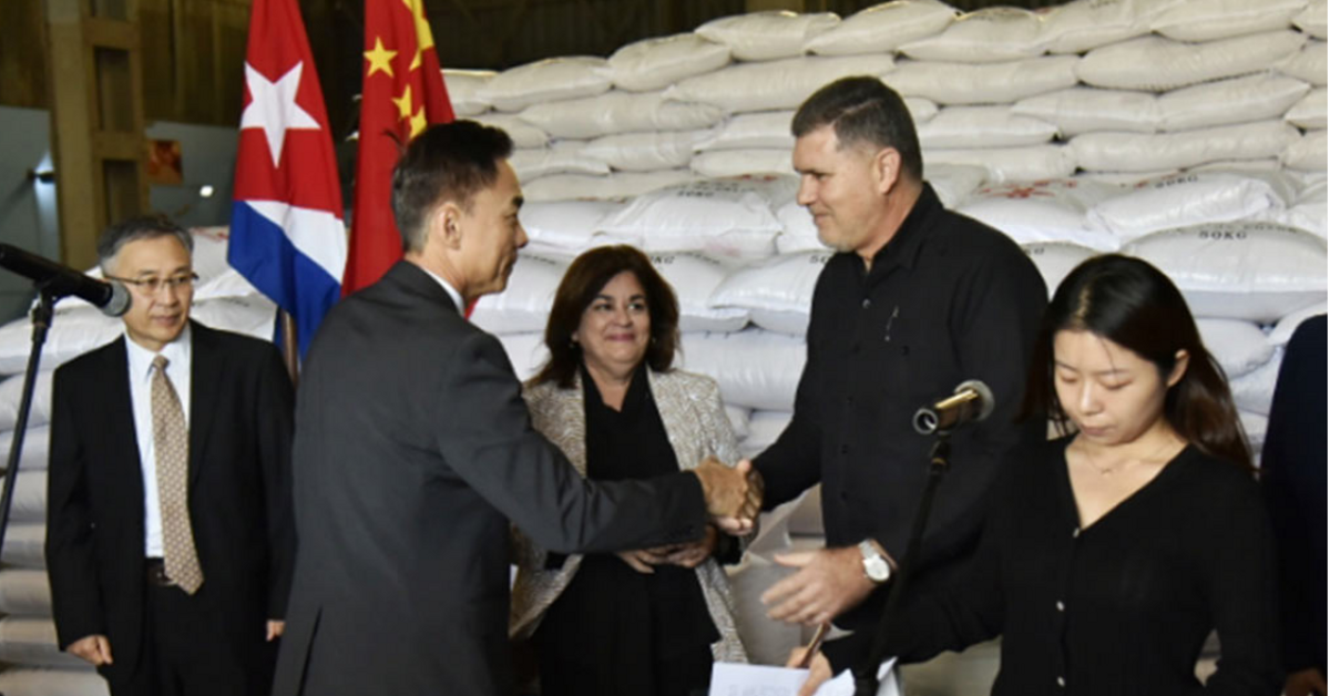 The first delivery of a Chinese donation of 30,000 tons of rice arrives in Cuba