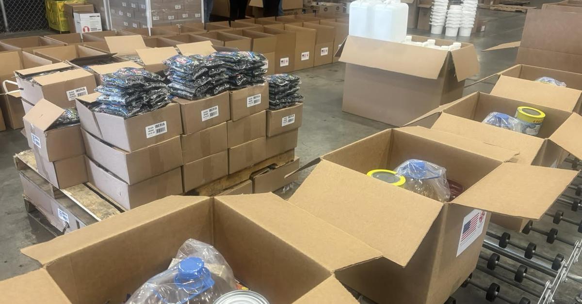 The first plane leaves Miami for Cuba with the aid promised after Hurricane Melissa