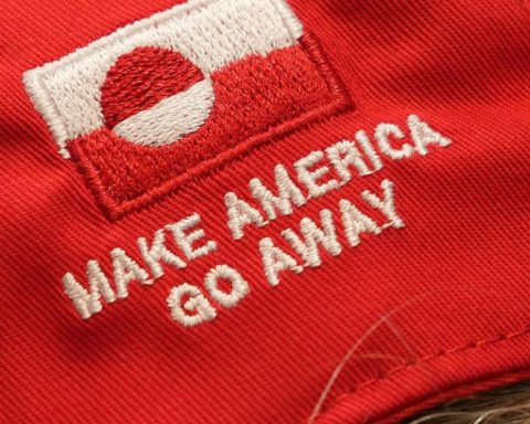 The red caps of "Make America Go Away" They become a symbol of the defense of Greenland
