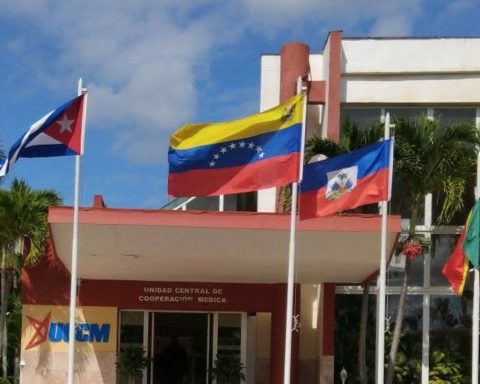 The return of Cuban doctors in Venezuela for “vacations” and “end of mission” resumes