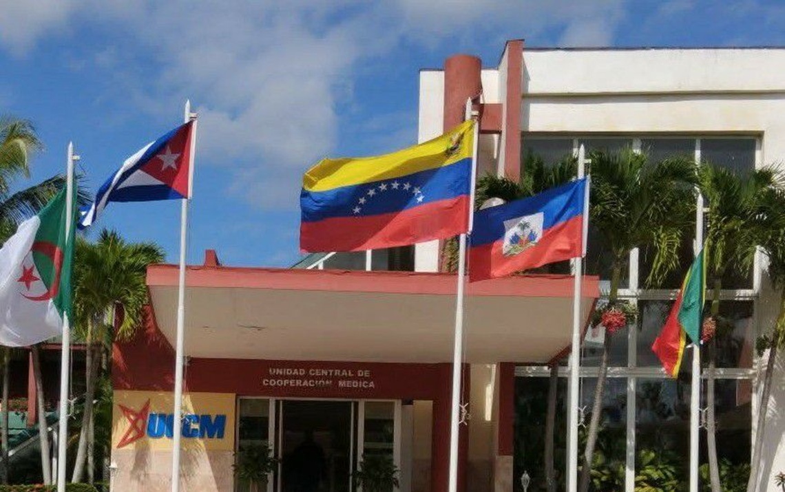 The return of Cuban doctors in Venezuela for “vacations” and “end of mission” resumes
