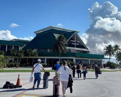 They activate a new air link between Havana and the tourist hub north of Holguín