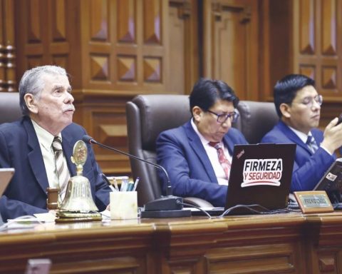 They ask that the Oversight Commission summon President Jerí for a meeting with a Chinese businessman