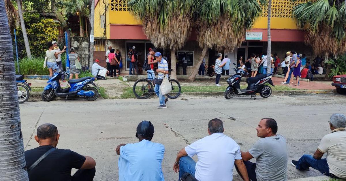 They enable the sale of dollars to the Cuban private sector, but with strong limits