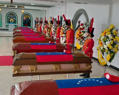 They pay tribute to 24 soldiers killed in the US attack against the country