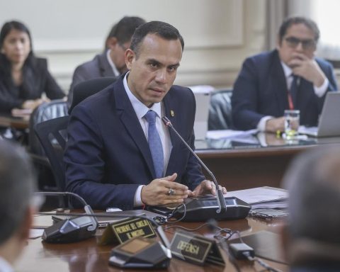 They present a motion to censure President José Jerí