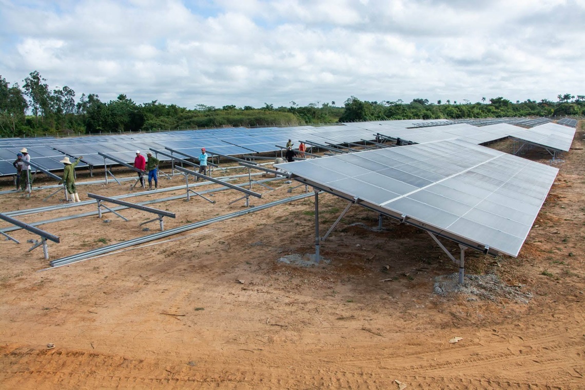 Three new solar parks enter the system while the electricity deficit remains