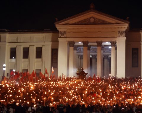 Torch March amid tensions with the US and blackouts throughout the island