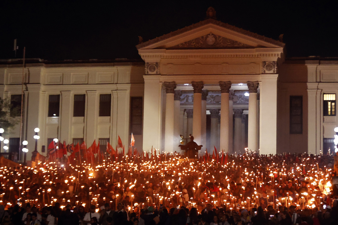 Torch March amid tensions with the US and blackouts throughout the island