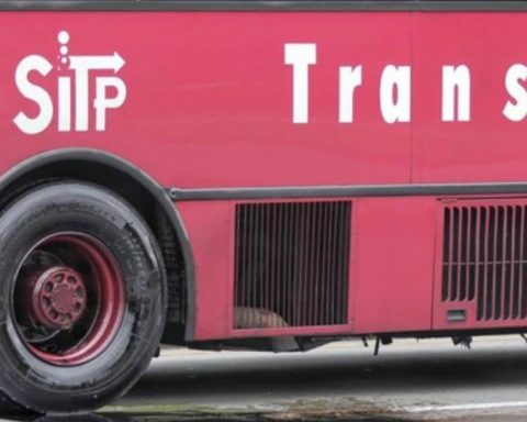 TransMilenio schedules on the Kings Bridge in 2026