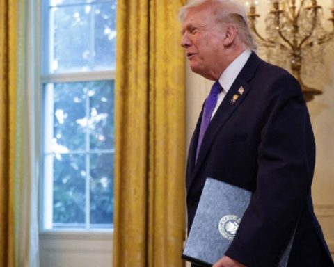 Trump calls for limiting interest rates to 10% on credit cards