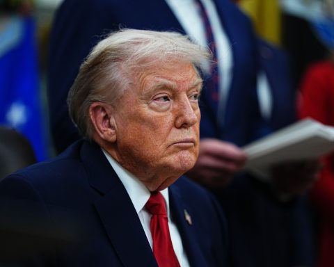 Trump declares a “national emergency” and threatens tariffs on countries that supply oil to Cuba