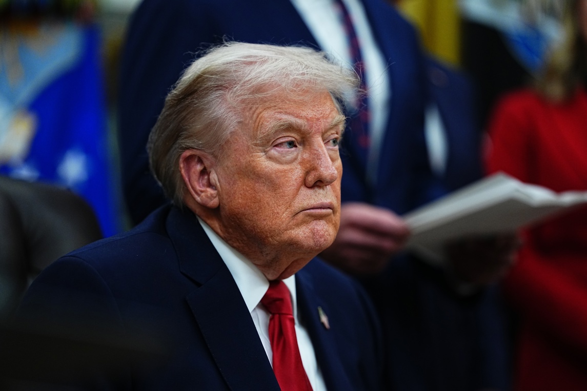 Trump declares a “national emergency” and threatens tariffs on countries that supply oil to Cuba