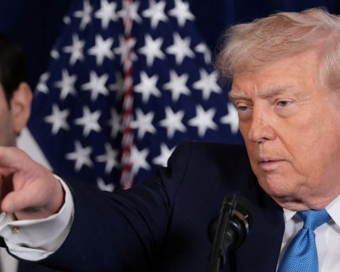 Trump indicates dialogue with vice president and dismisses Venezuelan opposition leader