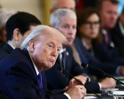 Trump indicates that oil companies will invest 100,000 million dollars in the country