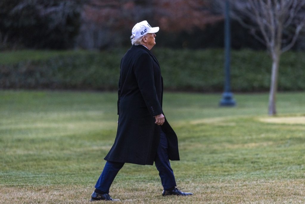 Trump responds “fuck you” to the shout of a worker who called him “protector of pedophiles”