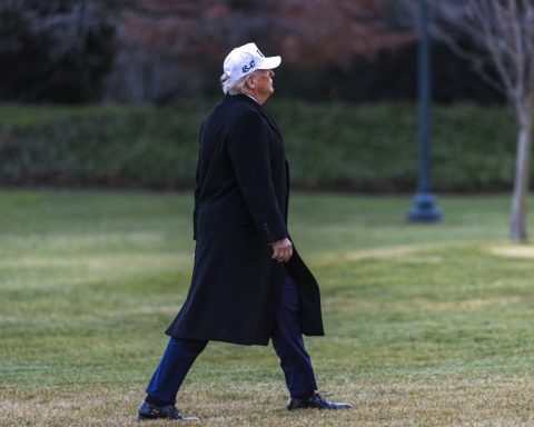 Trump responds “fuck you” to the shout of a worker who called him “protector of pedophiles”