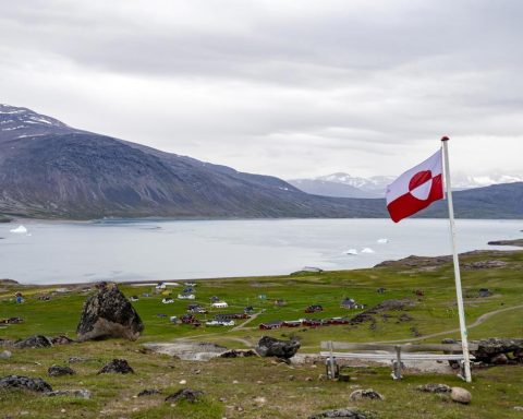 Trump threatens new tariffs on European countries for military maneuvers in Greenland