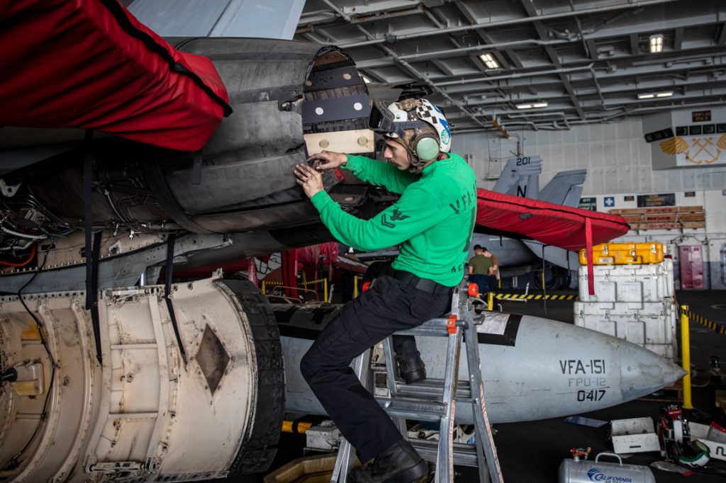 US aircraft carrier arrives in the Middle East and Iran warns of a “forceful response”