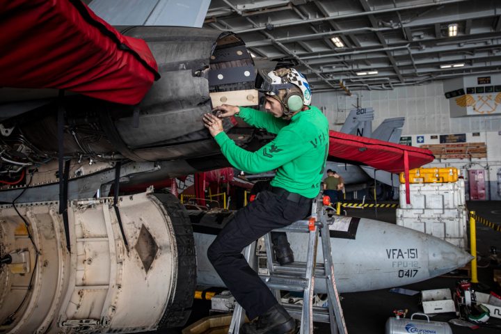 US aircraft carrier arrives in the Middle East and Iran warns of a “forceful response”