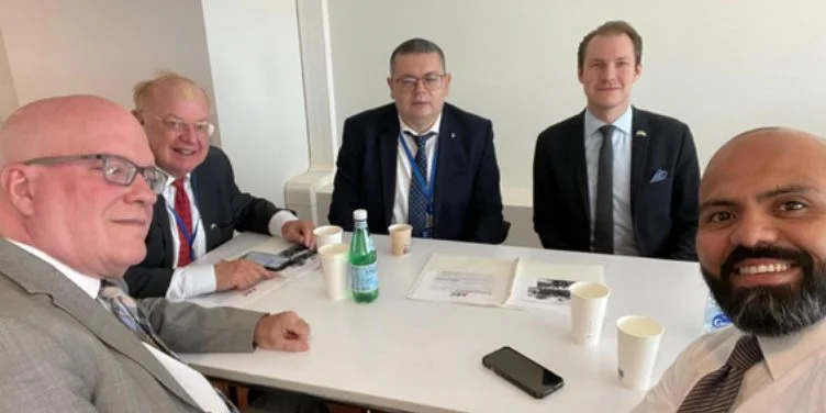 Orlando Gutiérrez-Boronat (primero de izquierda a derecha), líder de la ARC, en un encuentro con Oleksandr Merezhko (tercero), presidente de la Comisión de Relaciones Exteriores del Parlamento de Ucrania, y otros líderes políticos