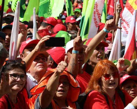 Unions celebrate minimum wage and defend improvements in adjustments