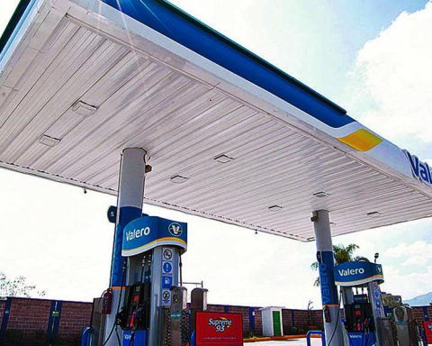 Valero and Phillips 66 buy Venezuelan oil as part of US agreement with Caracas